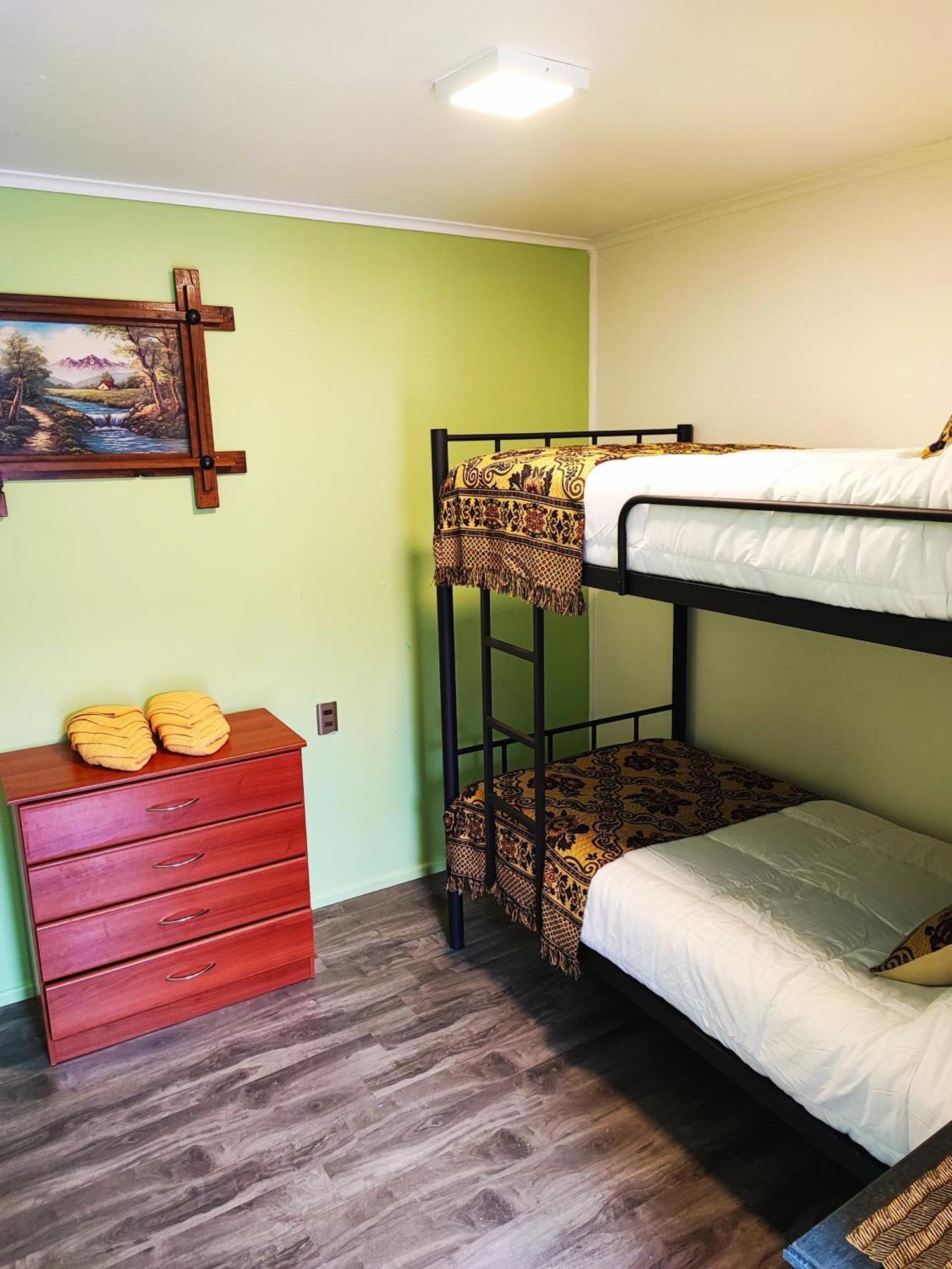 Hostel Kuntur Puerto Natales Bagian luar foto